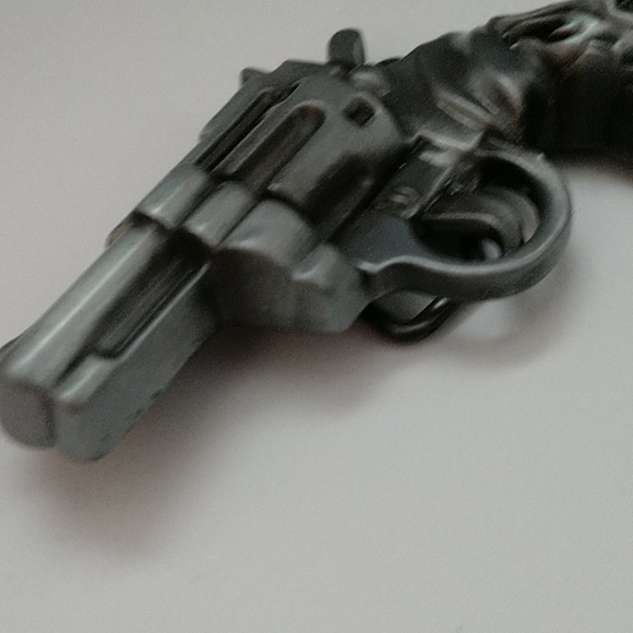 New Cast Metal Belt Buckle Revolver with Skull - Picture 3 of 12